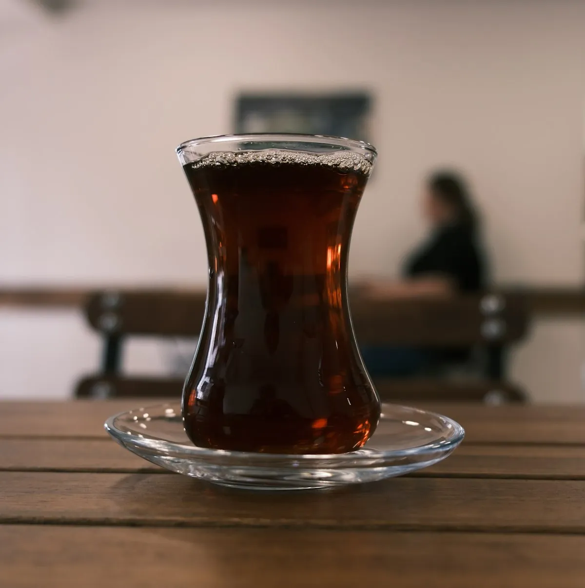 İnce belli bardakta çay (temsili görsel)