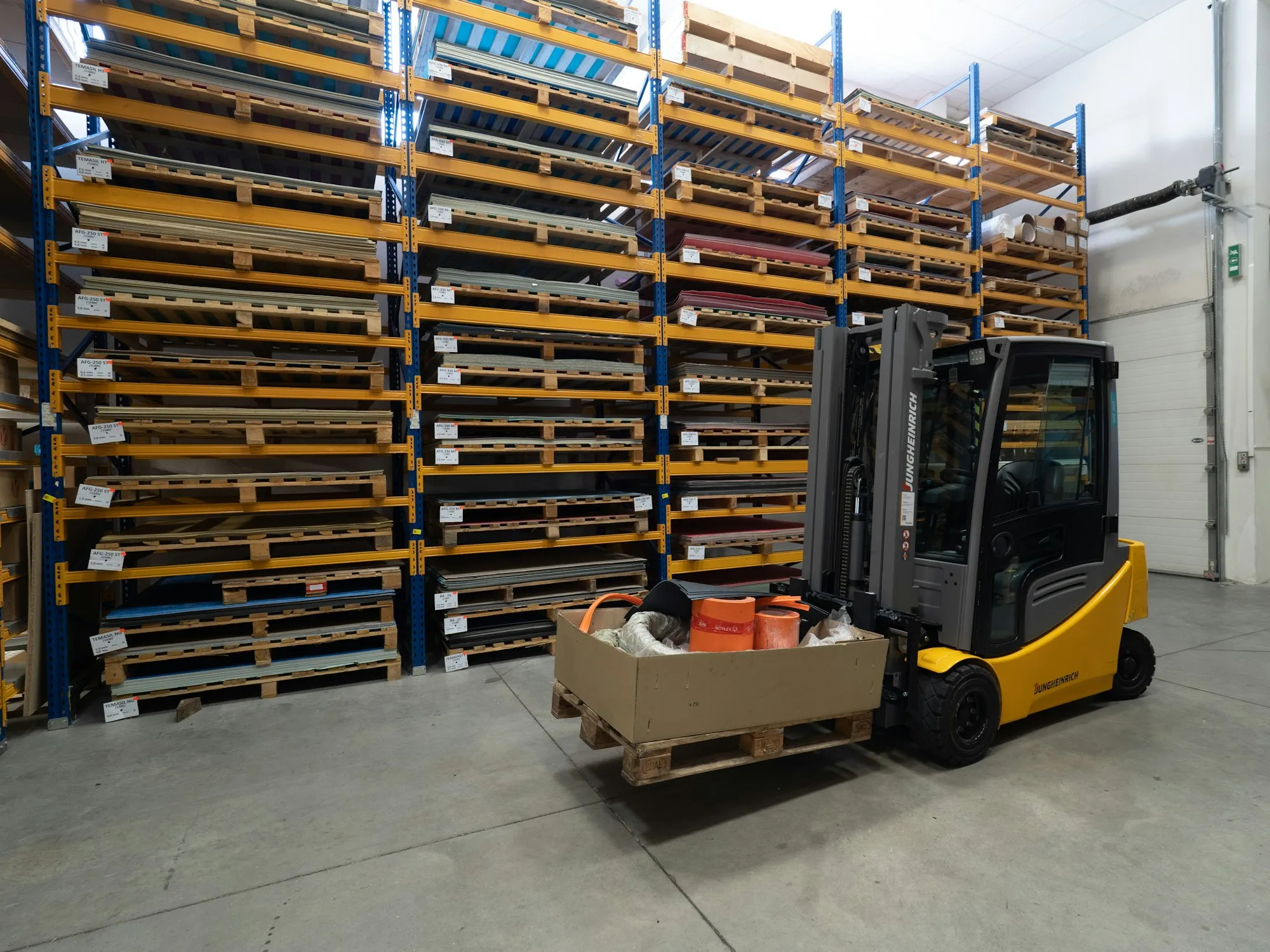 Depoda paletli yük taşıyan forklift (temsili görsel)