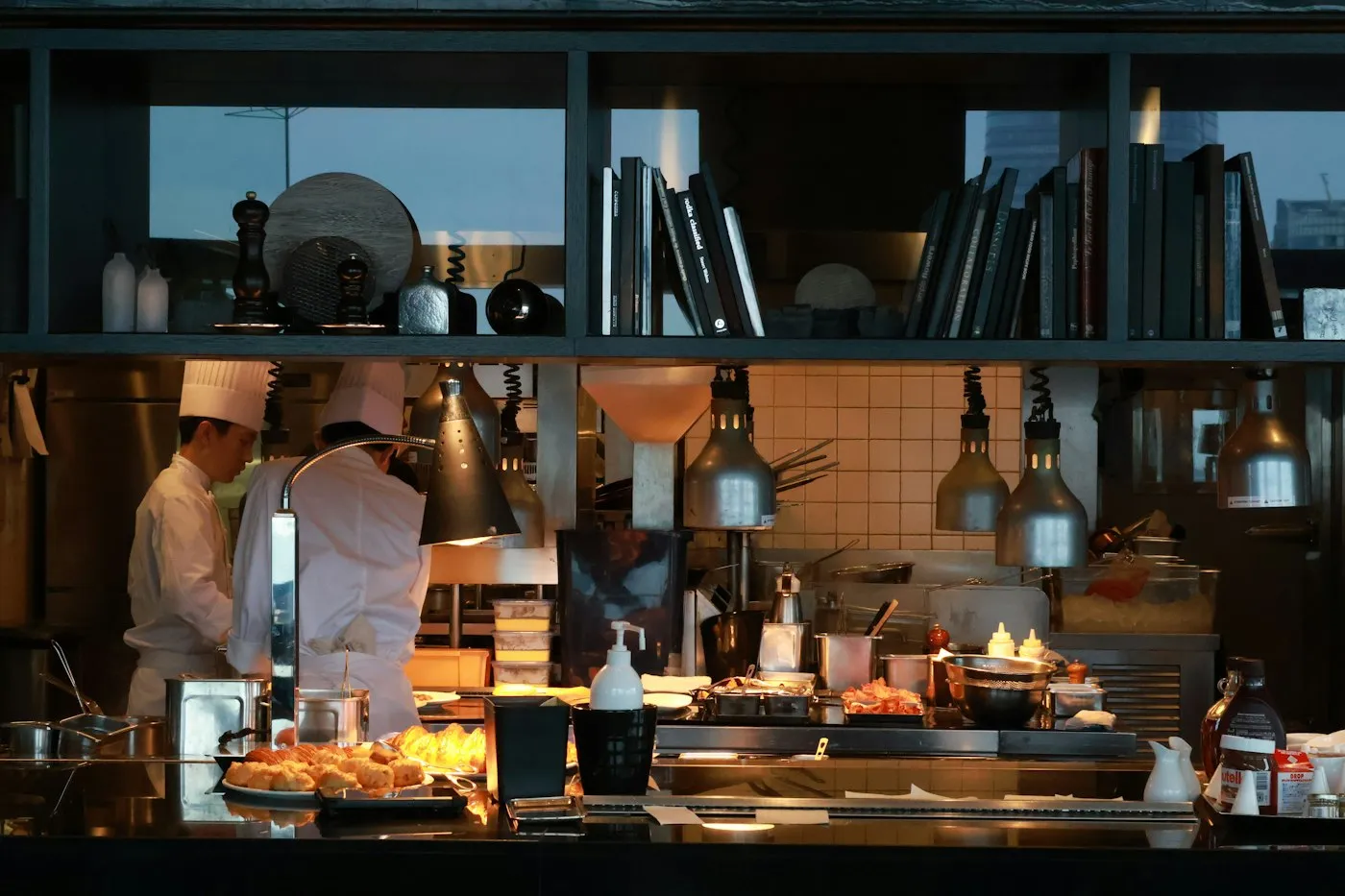 Yoğun çalışan profesyonel bir restoran mutfağı (temsili görsel)